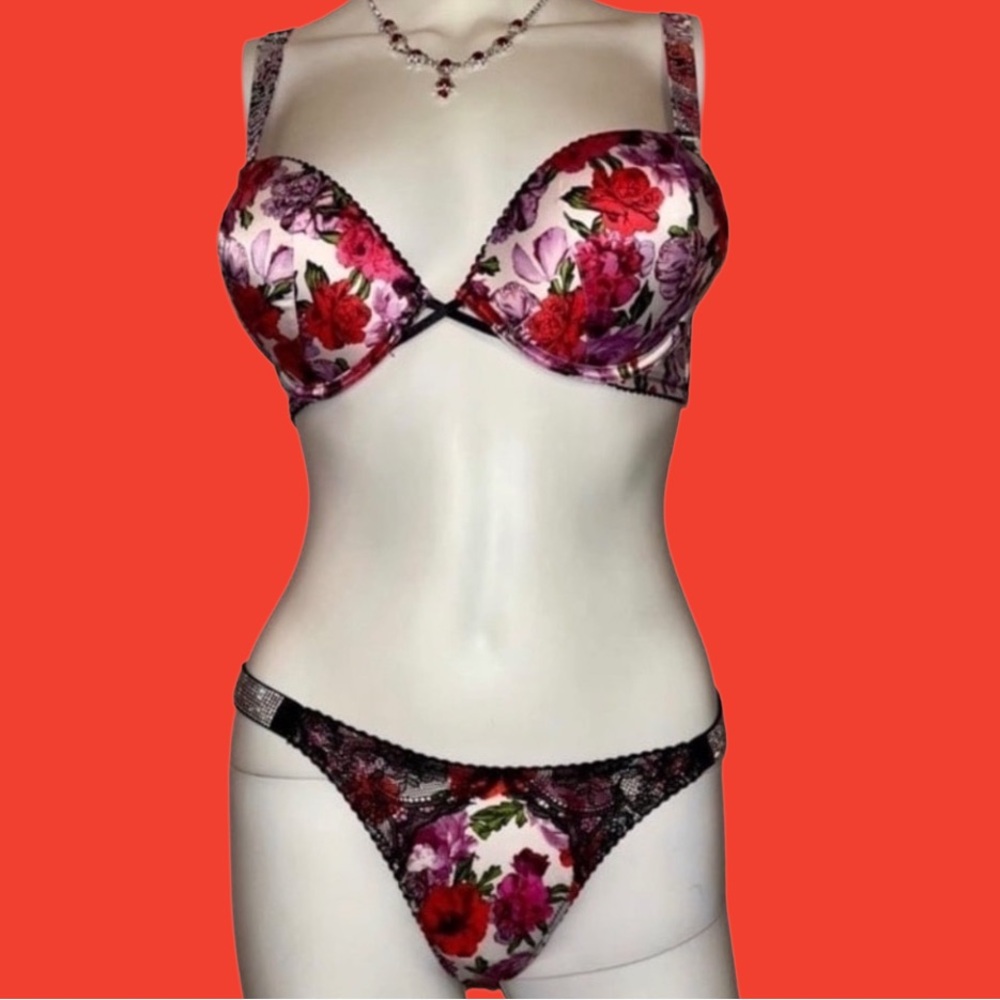 Victoria’s  Secret Very Sexy
Bombshell Shine Strap & Thong Set